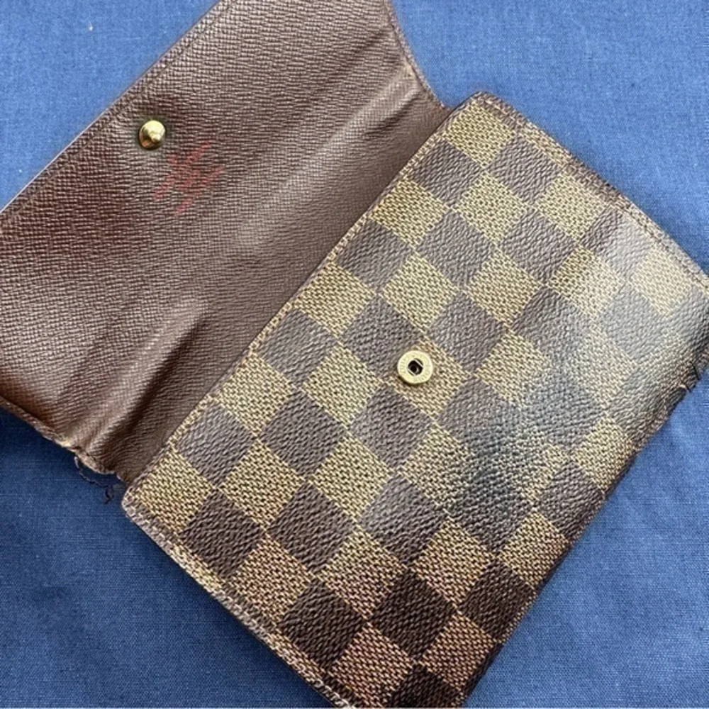 AUTHENTIC Louis Vuitton wallet. Monogram canvas.